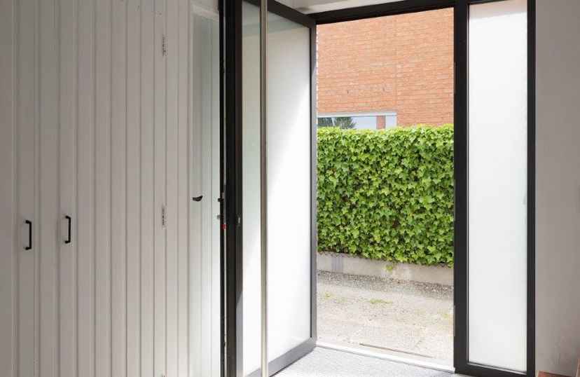 Voordeur van melkglas